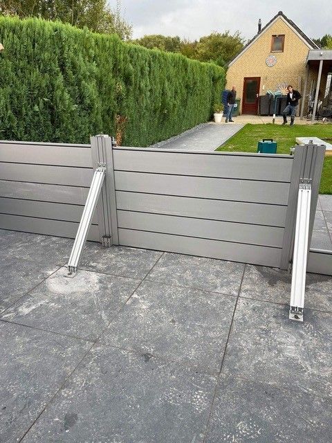 Waterschot met middenpilaren en schoren bij een terras