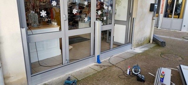 Plaatsing van een waterschot voor een winkelpui